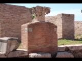 02244 ostia - regio v - insula xi - portico degli archi trionfali (v,xi,7-8) - kapitell - vor viertem-fuenften laden.jpg